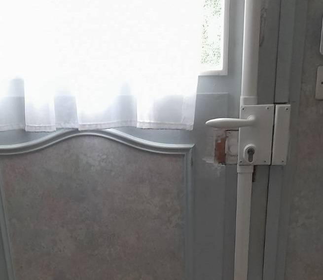 Installation d'une serrure de sécurité 3 points A2P* sur la porte d'entrée d'un particulier à Forest sur Marcq près de Villeneuve d'Ascq